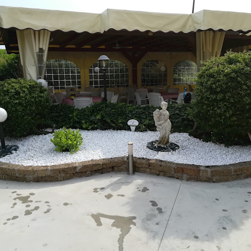 Aiuola all'ingresso del ristorante Vecchio Cornione in Mirasole di San Benedetto Po
