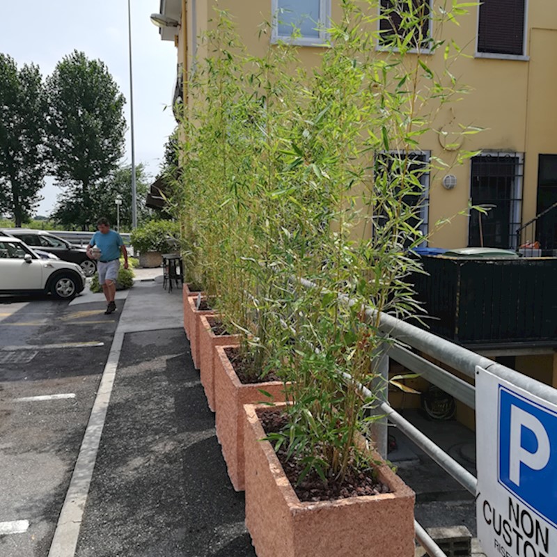 fioriera in marmo ricostruito con Bambù, presso Ristorante dei Pescatori in San Benedetto Po