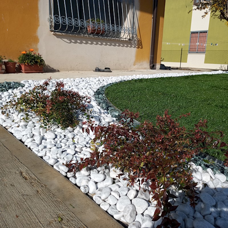 Abelie in ciottoli di marmo bianco carrara, profilo in marmo verde della Val D'Aosta, prato a rotoli