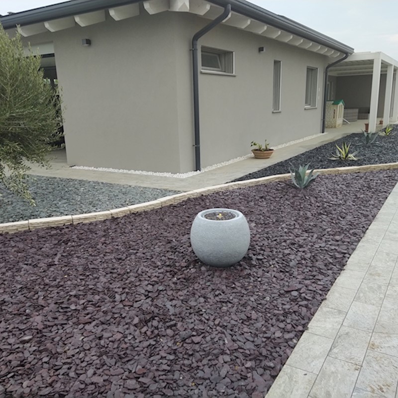 Aiuola in ardesia con ulivo e fontana 